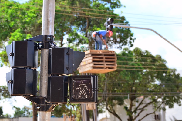 Prefeitura instala novo semáforo no centro do agreste em Laranjal do Jari.